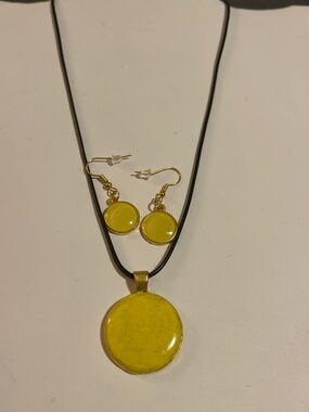 Yellow Round Pendant Necklace with Matching Drop Earrings - Unbranded